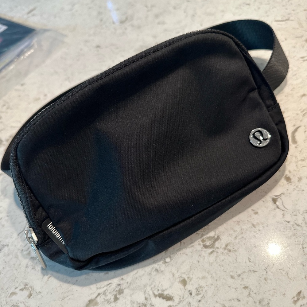 Black LuLu Lemon Everywhere Belt Bag 1L